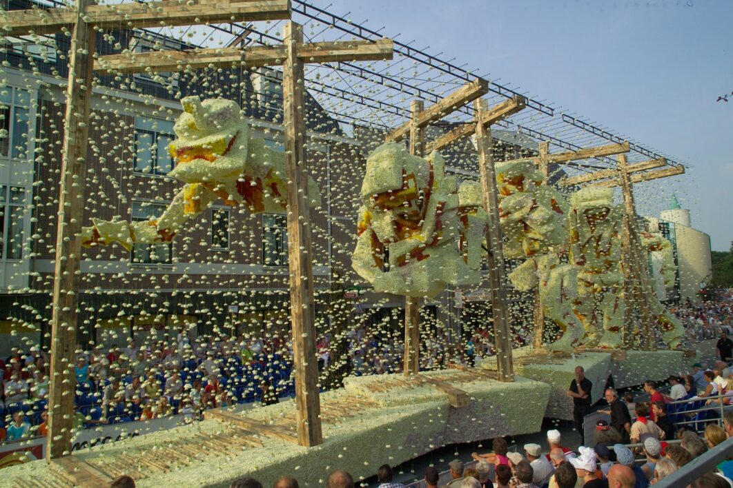 Corso Zundert float 2004 "Expeditie" from Hamlet Molenstraat.