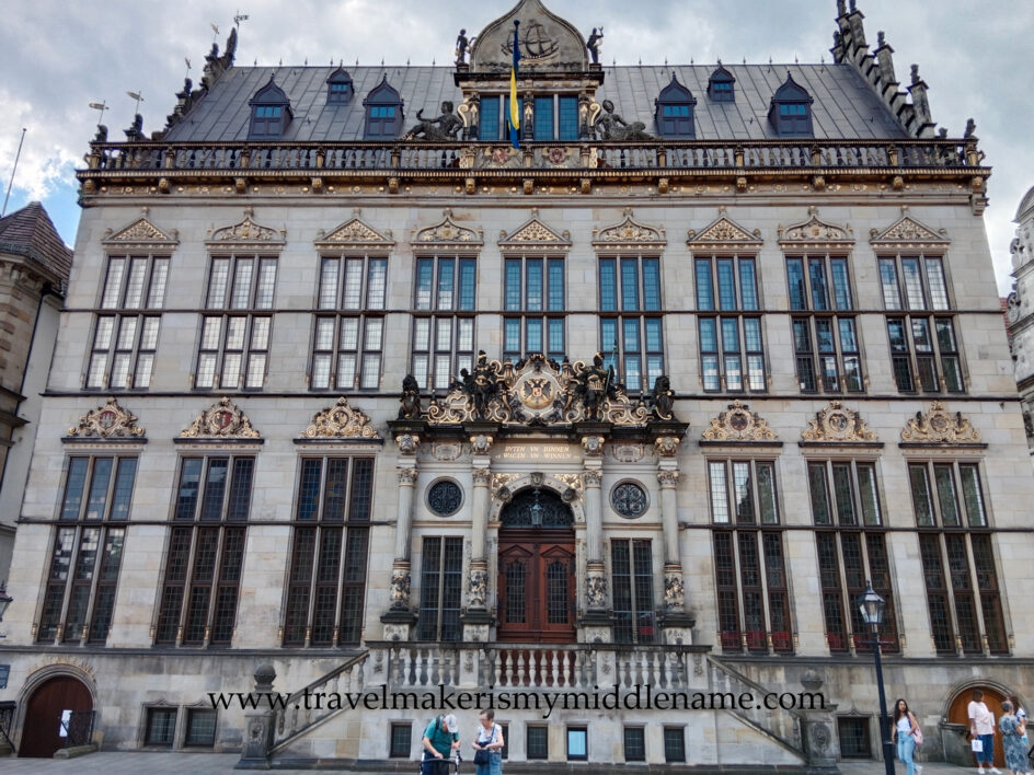 Bremen Rathaus glass reflecting the blue sky