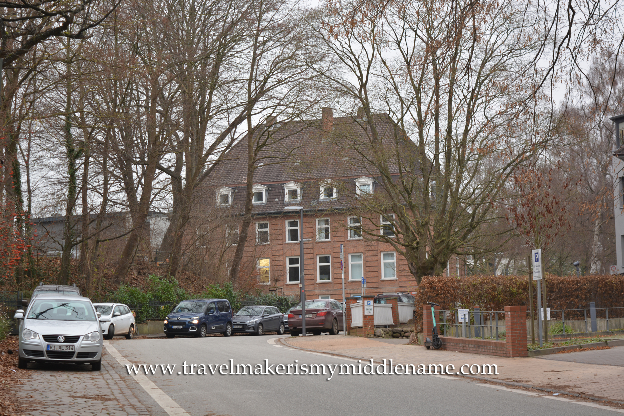 A brick building with a hip and gable roof, 11 Niemannsweg, UKSH campus.